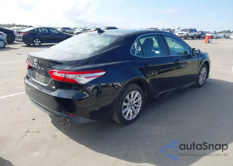 2019 Toyota Camry Le z USA, uszkodzony, nr VIN 4T1B11HK2KU854884